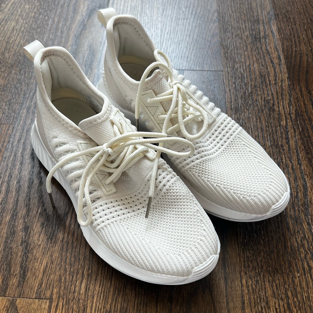 Women’s Lightweight Tennis Shoes